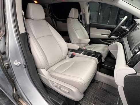 Used 2023 Honda Odyssey Touring image 4