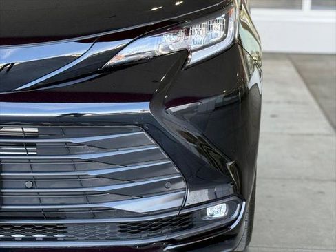 Certified 2025 Toyota Sienna XLE Woodland Edition AWD/4WD image 6