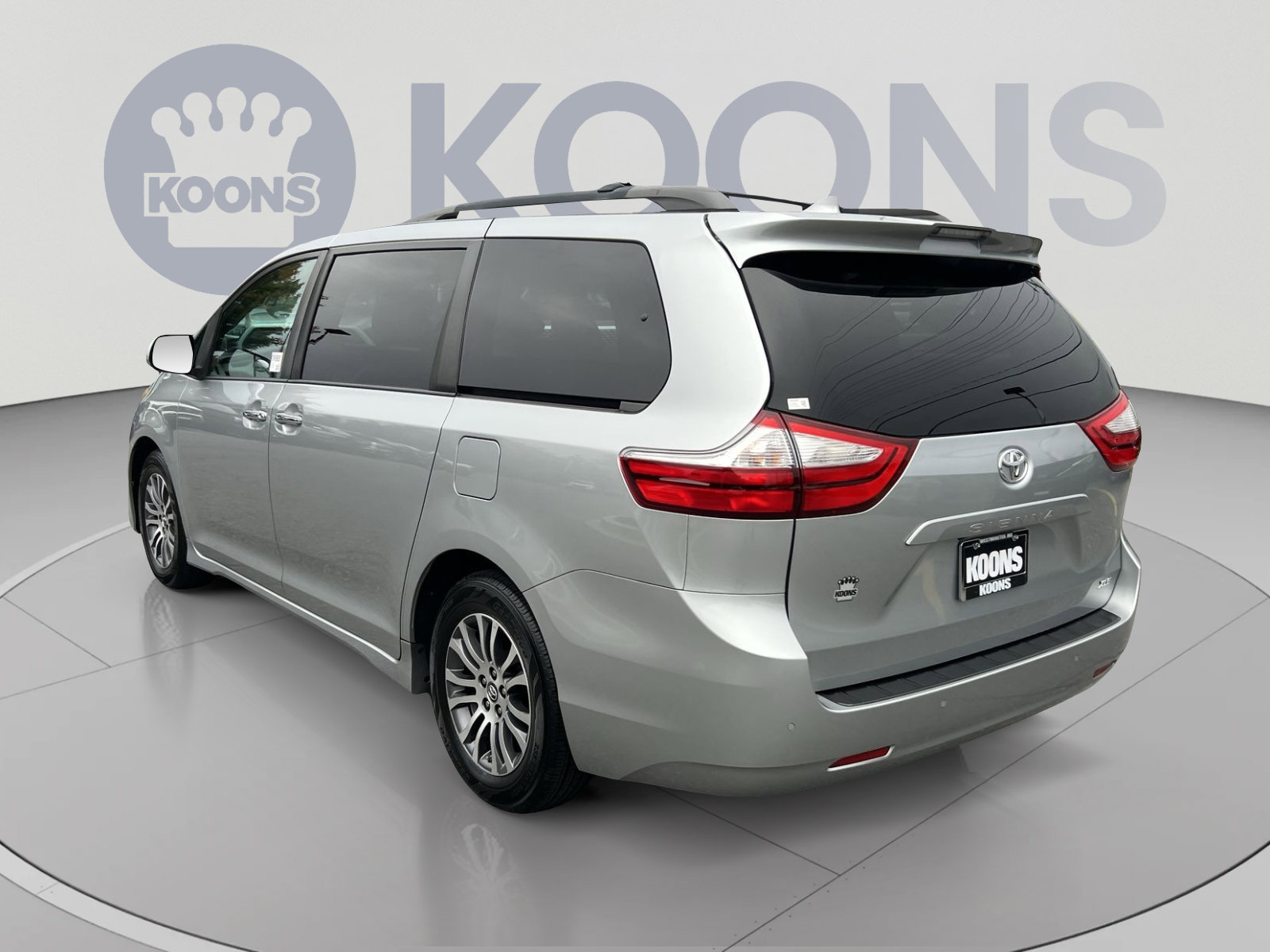 Used 2019 Toyota Sienna XLE w/ XLE Navigation Package FWD image 4