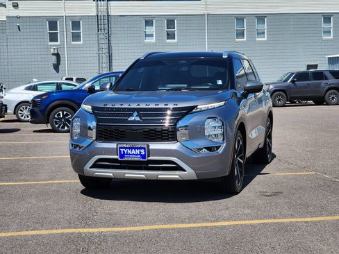Used 2023 Mitsubishi Outlander 4WD Plug-In Hybrid image 3
