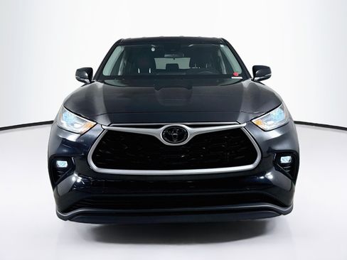 Used 2024 Toyota Highlander LE FWD image 3