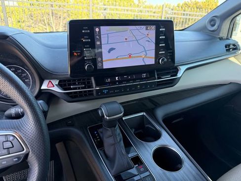 Used 2022 Toyota Sienna Limited image 17