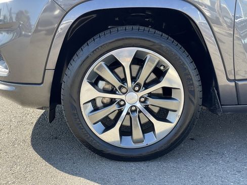 Certified 2019 Jeep Cherokee Overland image 12