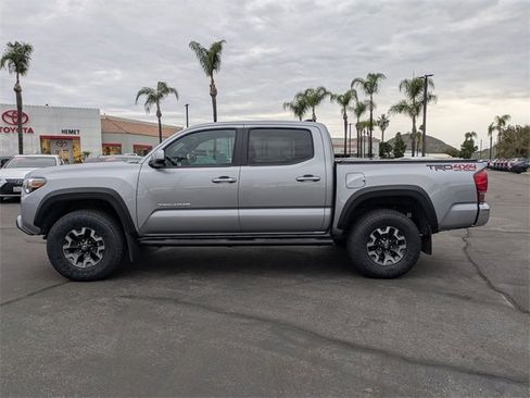 Used 2017 Toyota Tacoma TRD Off-Road image 8