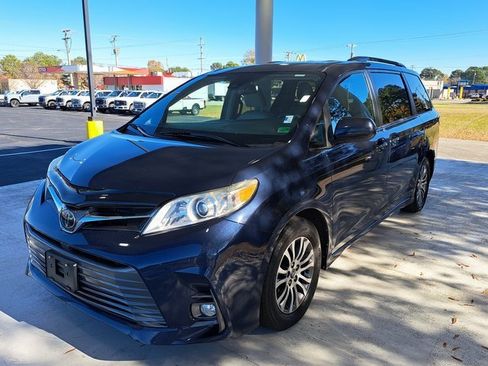 Used 2019 Toyota Sienna XLE Premium image 3
