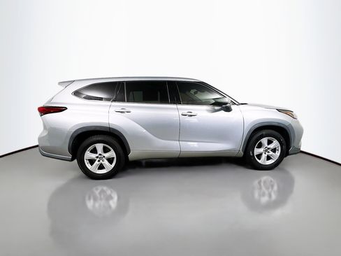 Used 2022 Toyota Highlander LE image 3