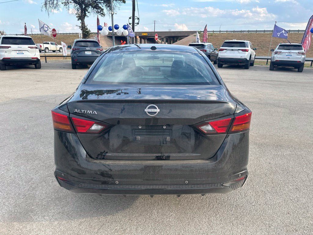 Used 2025 Nissan Altima 2.5 SV FWD image 5