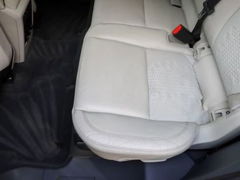 Used 2018 Land Rover Discovery Sport SE image 17