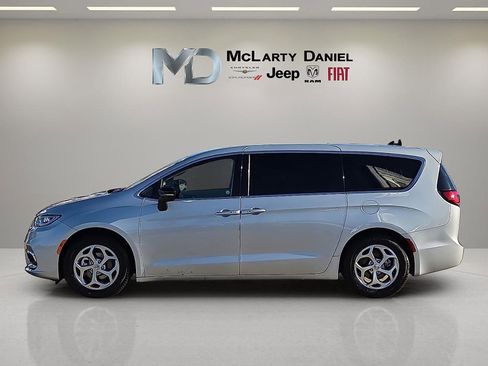 Used 2024 Chrysler Pacifica Limited image 3