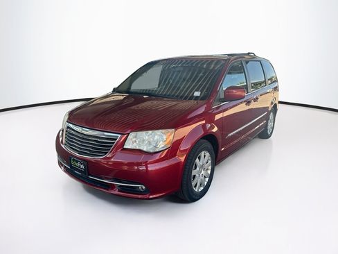 Used 2013 Chrysler Town & Country Touring FWD image 3