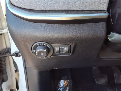 Used 2024 Jeep Compass Latitude image 13