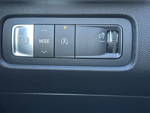 Used 2025 GMC Acadia Elevation image 24