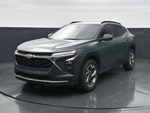 Used 2025 Chevrolet Trax LT FWD image 5