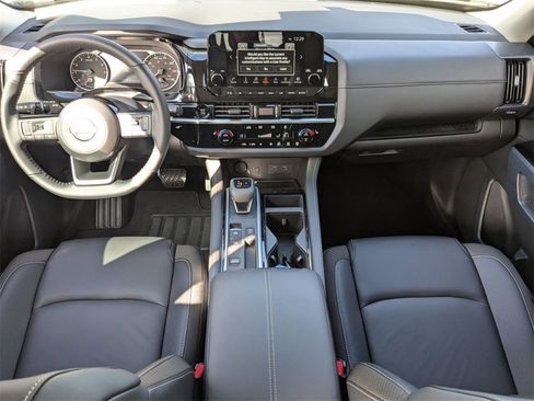 New 2025 Nissan Pathfinder SL w/ Black Appearance Package image 17