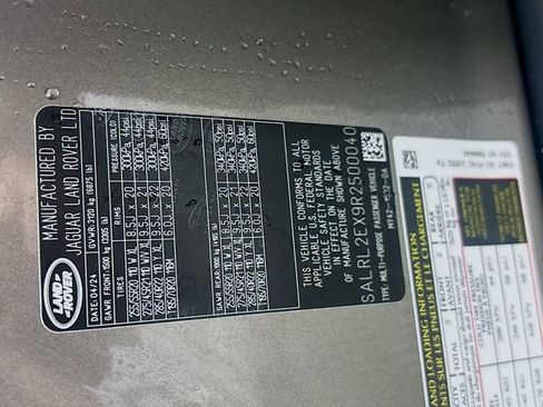 Used 2024 Land Rover Discovery Dynamic SE image 34