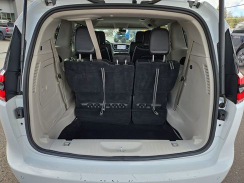 Used 2023 Chrysler Pacifica Touring-L FWD image 28