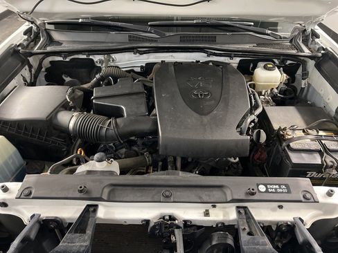 Used 2018 Toyota Tacoma TRD Off-Road image 40