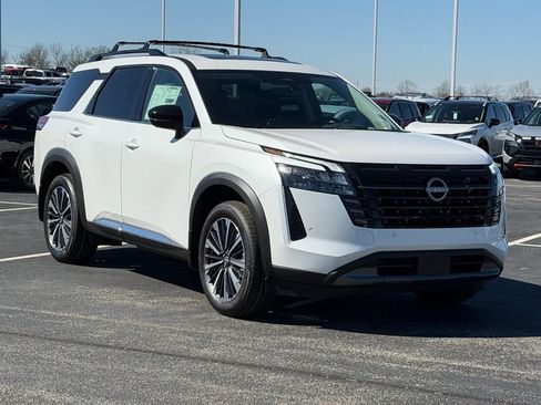 New 2026 Nissan Pathfinder Platinum FWD image 2