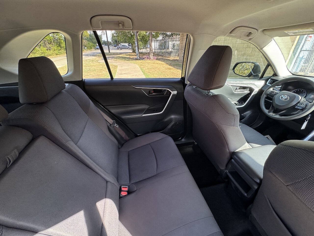 Used 2019 Toyota RAV4 LE FWD image 22