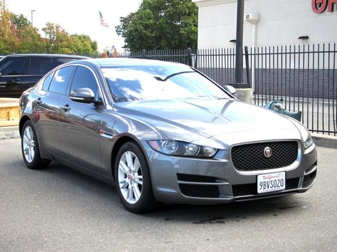 Used 2018 Jaguar XE Premium image 3