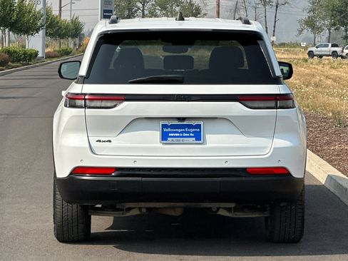 Used 2024 Jeep Grand Cherokee Altitude AWD/4WD image 4