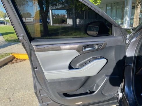 Used 2023 Toyota Highlander Limited image 14