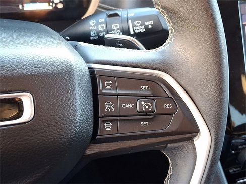 Used 2023 Jeep Grand Cherokee L Laredo image 25