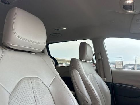 Used 2021 Chrysler Pacifica Touring-L image 21