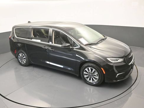 Used 2023 Chrysler Pacifica Touring-L FWD image 58