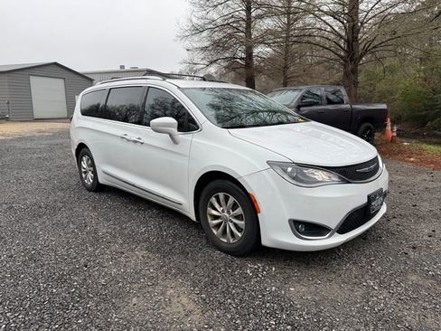 Used 2019 Chrysler Pacifica Touring-L image 1