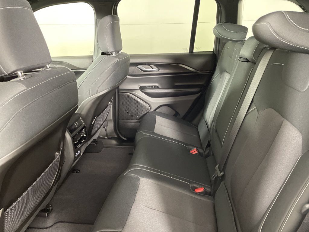 New 2025 Jeep Grand Cherokee Laredo X w/ Luxury Tech Group I AWD/4WD image 38