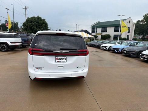 Used 2024 Chrysler Pacifica Limited FWD image 8