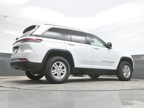 Used 2022 Jeep Grand Cherokee Laredo AWD/4WD image 46