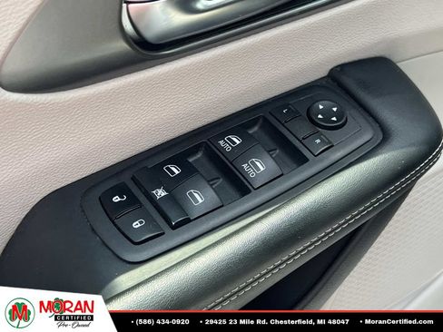 Used 2023 Chrysler Pacifica Touring-L FWD image 16