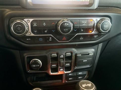 Used 2023 Jeep Wrangler Unlimited Sahara w/ Cold Weather Group AWD/4WD image 17