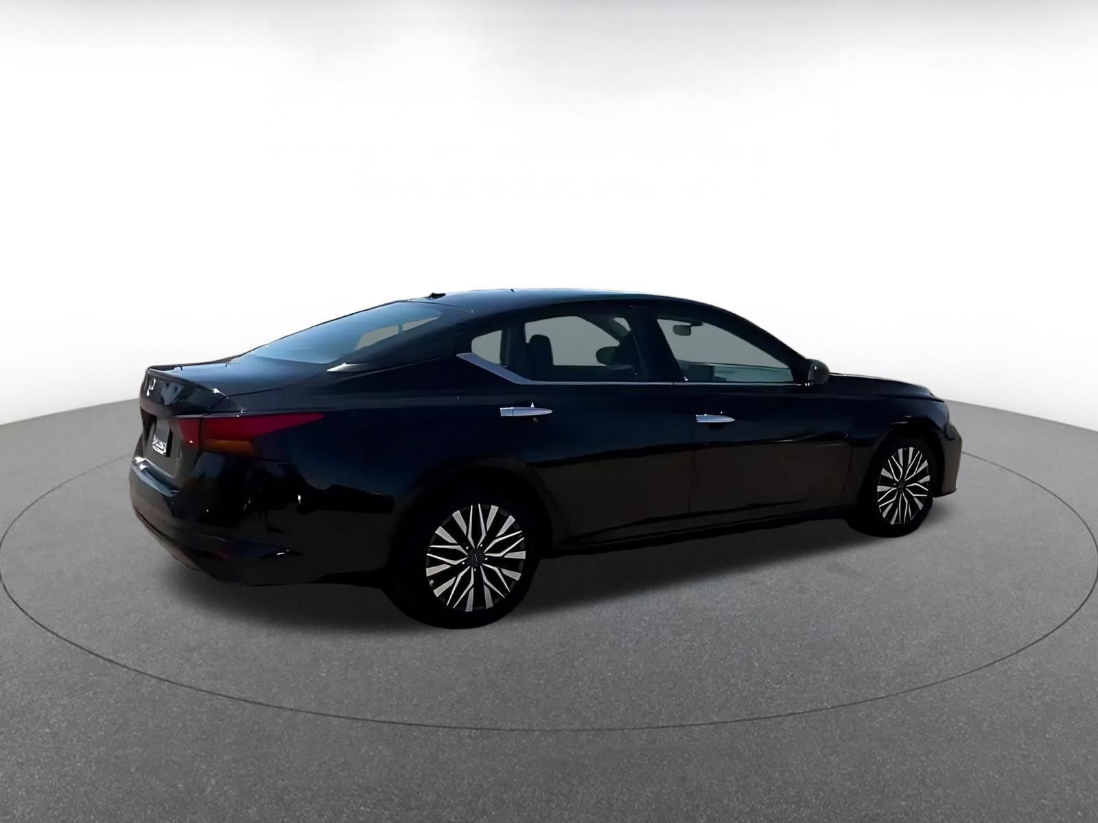 Used 2025 Nissan Altima 2.5 SV FWD image 14