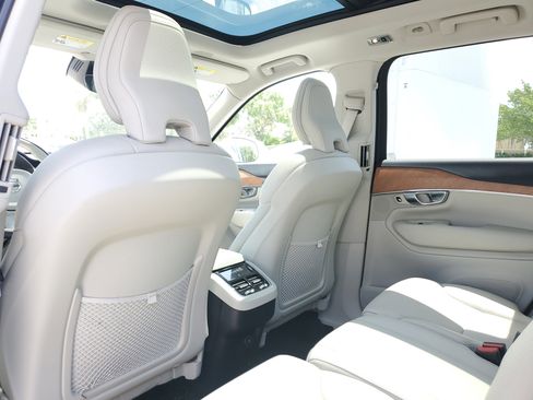 Used 2022 Volvo XC90 T6 Momentum w/ Protection Package Premier AWD/4WD image 16