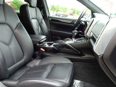 Used 2017 Porsche Cayenne Platinum Edition image 12