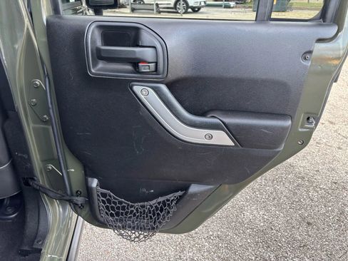 Used 2015 Jeep Wrangler Unlimited Rubicon w/ Connectivity Group image 19