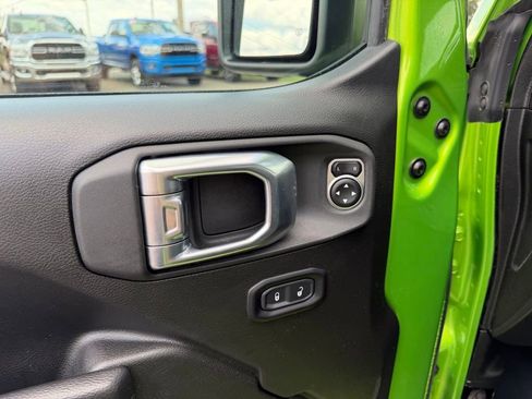 Used 2025 Jeep Gladiator Sport AWD/4WD image 13