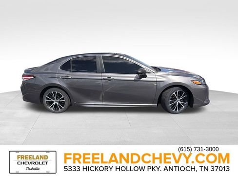 Used 2020 Toyota Camry SE image 2