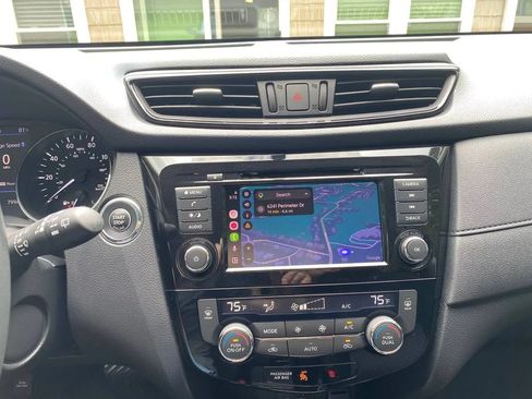 Used 2018 Nissan Rogue SV FWD image 9