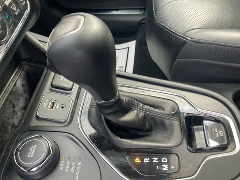 Used 2019 Jeep Cherokee Limited AWD/4WD image 30
