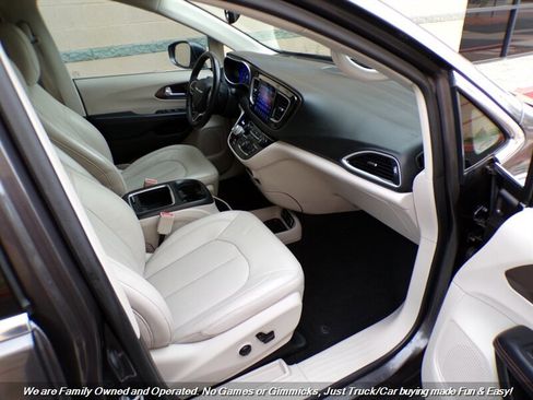 Used 2017 Chrysler Pacifica Touring-L Plus image 32