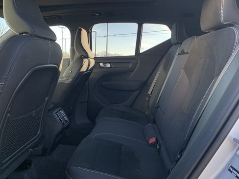 Used 2025 Volvo XC40 B5 Plus image 32