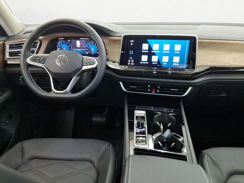 Certified 2026 Volkswagen Atlas SE w/ Panoramic Sunroof Package FWD image 9