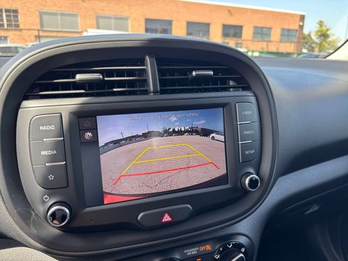 Used 2025 Kia Soul LX w/ LX Technology Package FWD image 22