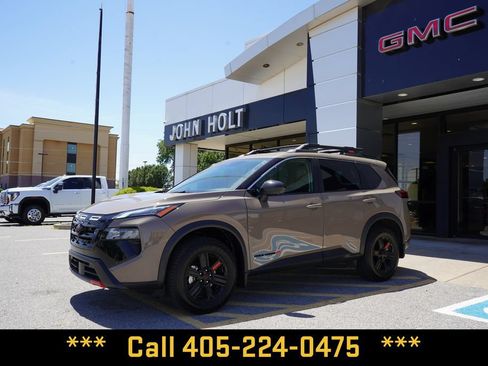Used 2025 Nissan Rogue SV AWD/4WD image 1