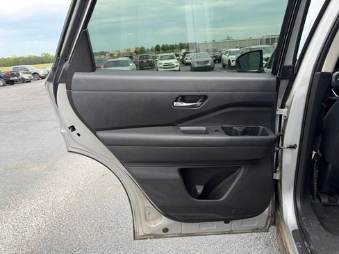 Used 2022 Nissan Pathfinder SV w/ SV Black Package image 18