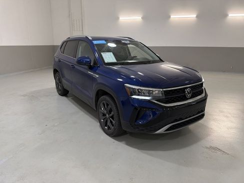 Certified 2023 Volkswagen Taos SE w/ Panoramic Sunroof Package FWD image 4